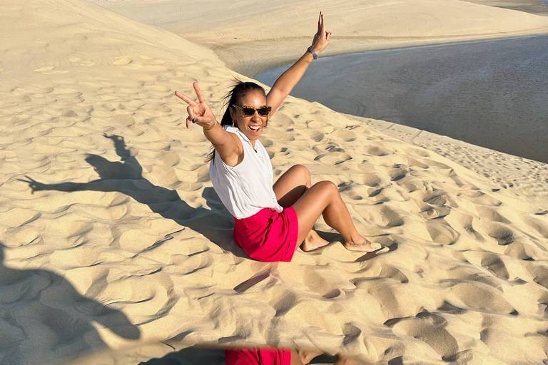 Em foto, mulher posa no deserto do Qatar