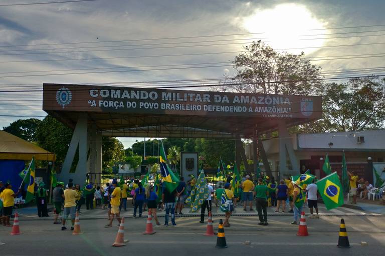  Entrada principal do Comando Militar da Amazônia obstruída por manifestantes e cadeiras de praia