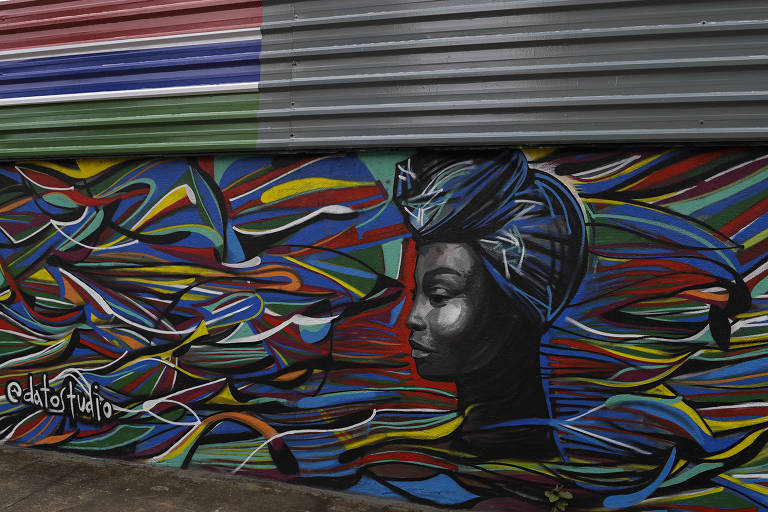 foto mostra pintura de mulher negra com turbante feita em canteiro de obra