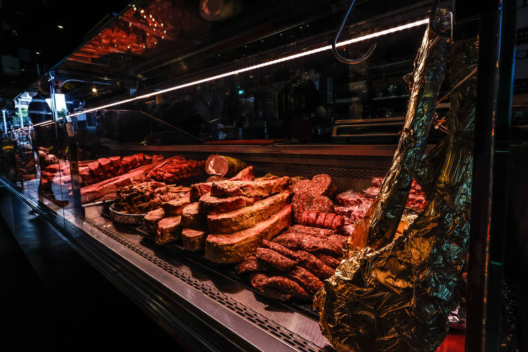 Carne folheada a ouro em restaurante no Qatar que recebeu jogadores da seleção brasileira durante a Copa do Mundo