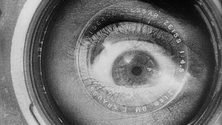 Um olho humano através de uma lente de câmera
