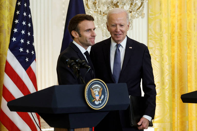 Biden e Macron se cumprimentam após fim de entrevista coletiva na Casa Branca