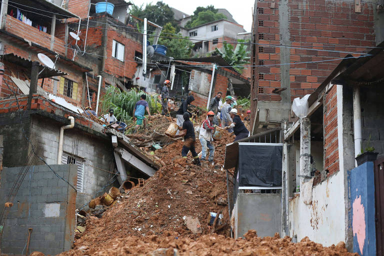 Voluntários buscam desaparecidos em meio a escombros em Franco da Rocha  (SP), onde ao menos 8 morreram em deslizamento de terra. 