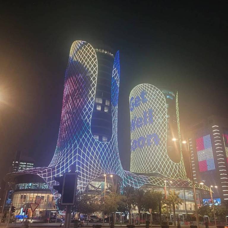 Homenagem a Pelé projetada em prédios de Doha, com a imagem do rosto do ex-jogador e uma mensagem de 'melhore logo'