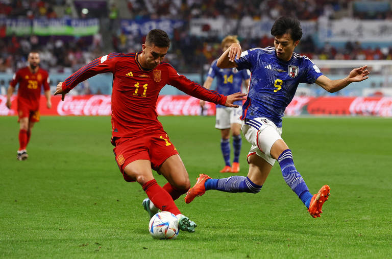 O atacante Ferrán Torres, em ação contra o Japão, já marcou dois gols na Copa do Mundo do Qatar e se sobressai como um dos destaques da Espanha na competição