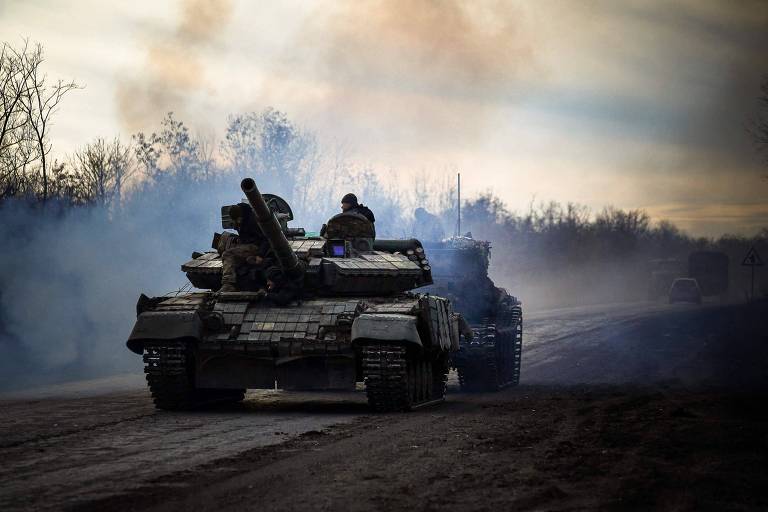 Tanque ucraniano em estrada próxima de Bakhmut, região de Donetsk sob ataque russo