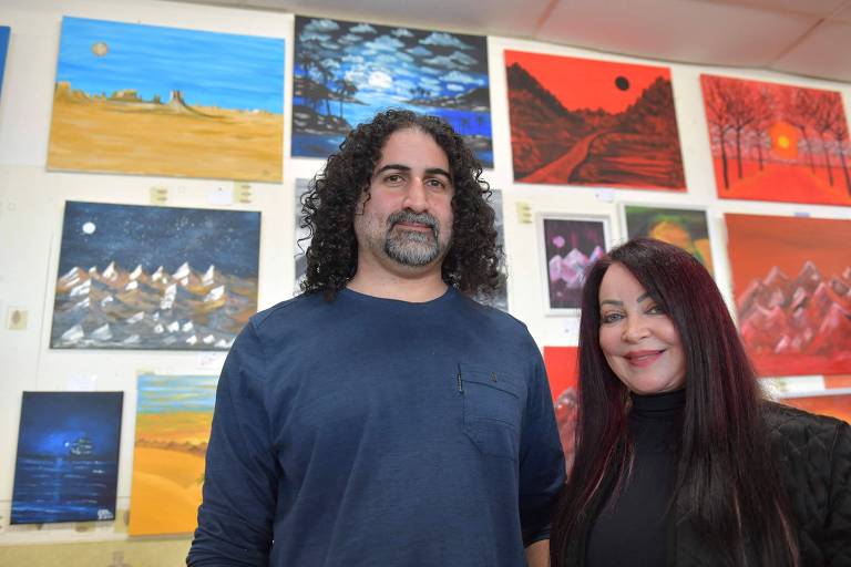 Omar bin Laden e sua esposa, Zaina, durante exposição de arte em Le Teilleul, na França