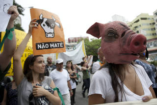 Grupo de cerca de 300 vegetarianos faz um ato de conscientizacao dos problemas causados pelo consumo de carne.
