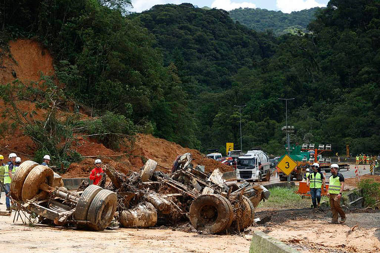 Nove veículos são retirados da lama em tragédia no Paraná