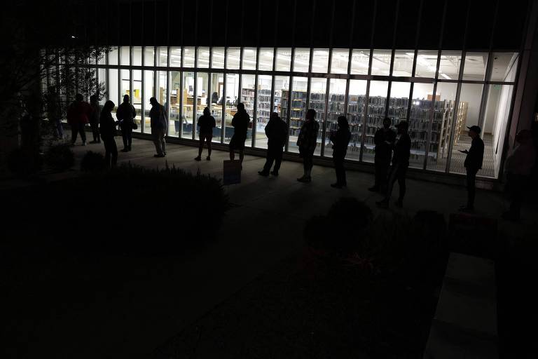 Eleitores aguardam em fila para votação presencial antecipada em Atlanta, na Geórgia