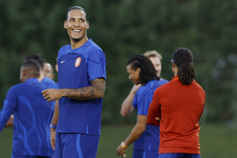 Com uniforme todo azul, o capitão da Holanda, Virgil van Dijk, sorri em treino em Doha para a partida das oitavas de final contra os EUA