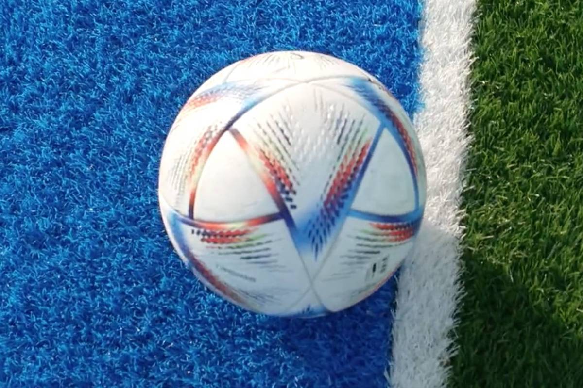 Bola com um smartphone em um fundo azul futebol online 1