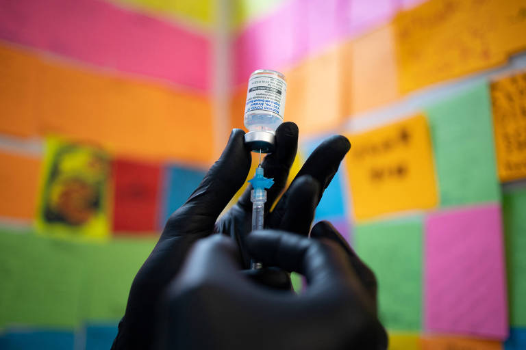 Reforço com vacina atualizada contra Covid reduz pela metade risco de internação