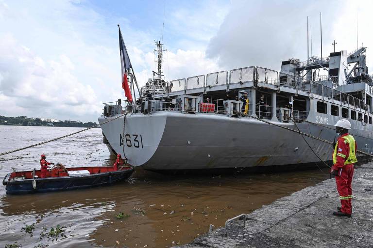 Navio francês atraca no porto de Abidjan, na Costa do Marfim; missão tem o objetivo de manter ao menos um navio no Golfo da Guiné
