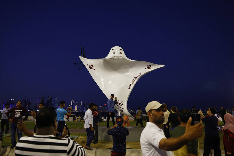 Público tira fotos com estátua do mascote da Copa, La'eeb, no mercado Souq Waqif, em Doha

