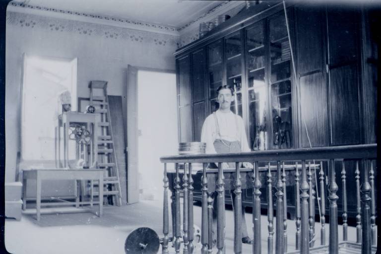 As instalações da distribuidora cinematográfica Marc Ferrez & Filhos e um de seus funcionários no início de suas atividades, em 1907.