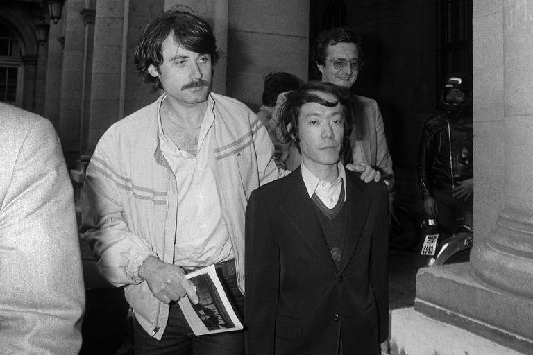 Issei Sagawa, conhecido como 'canibal de Kobe', é escoltado após interrogatório em junho de 1982