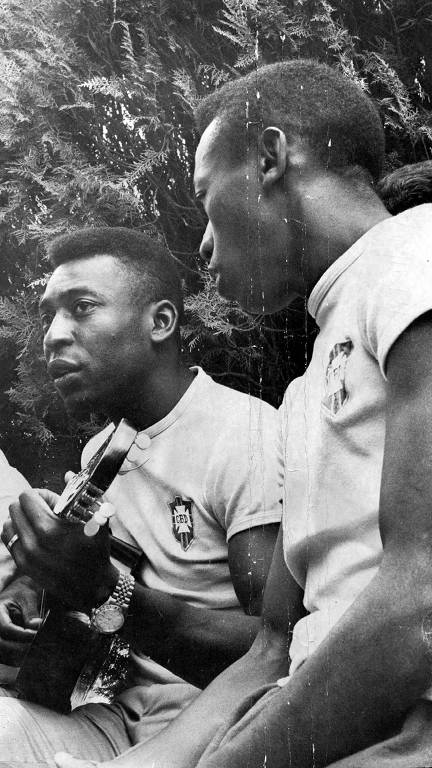 Pelé tocando violão em 1966