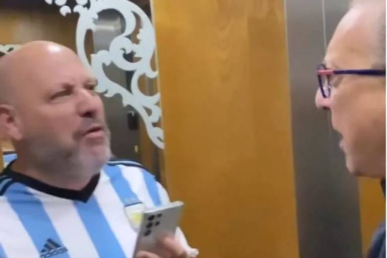 Galvão brinca com torcedor argentino no elevado de hotel no Qatar
