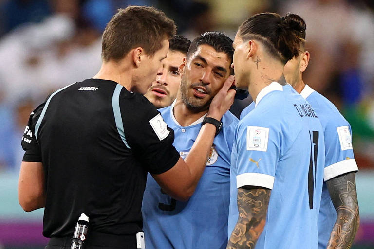 Árbitro conversa com Suárez e outros jogadores uruguaios