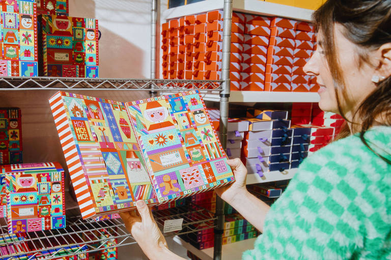 A empreendedora Michelle Kallas,37, com as embalagens de sua loja, a Mica Crafted Chocolates, em São Paulo