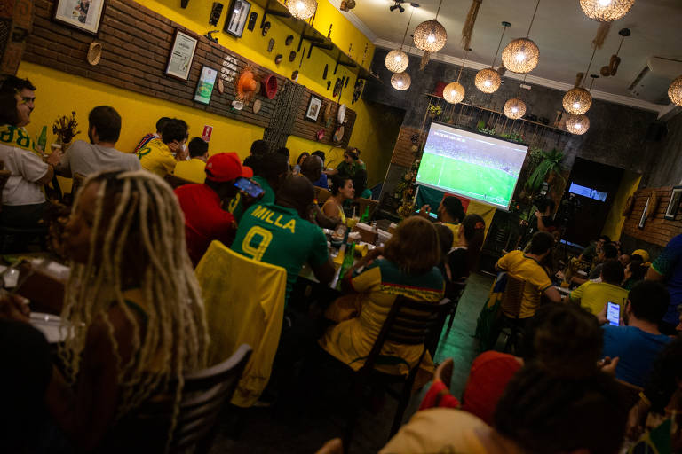 Torcedores camaroneses assistem ao jogo no Brasil