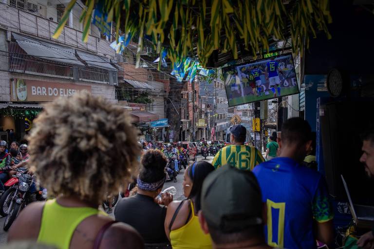 Moradores da favela da Rocinha assistem ao jogo entre Brasil e Camarões, nesta sexta (2)