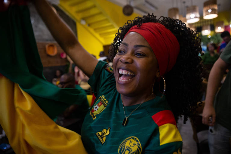 Torcedores camaroneses assistem ao jogo no Brasil