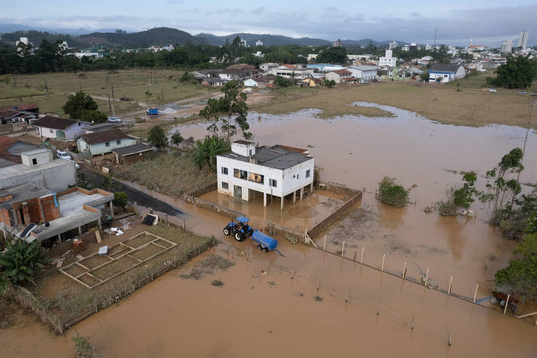 Estragos da chuva no bairro Tajuba I, na cidade de São João Batista, após enchente no rio Tijucas