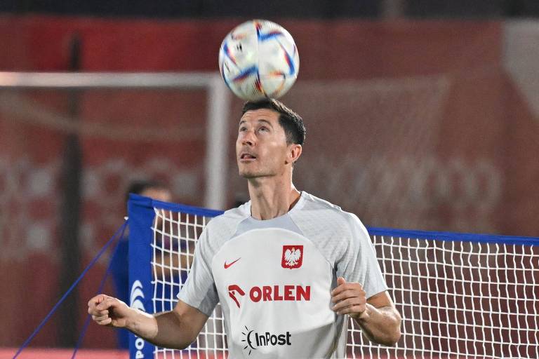 O polonês Lewandowski controla a bola na cabeça em treino da seleção em Doha para o jogo eliminatório contra a França na Copa do Qatar