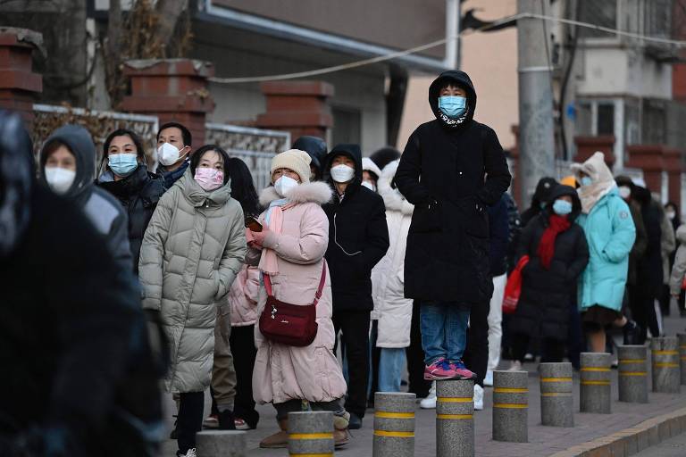 Moradores de Pequim aguardam em longa fila para teste de detecção de Covid após fechamento de outros locais para realização de exames