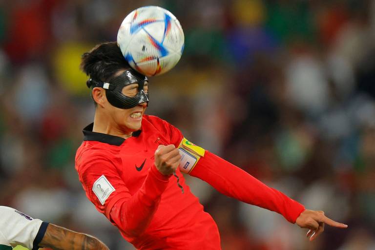 Son Heung-min cabeceia a bola no duelo contra Portugal