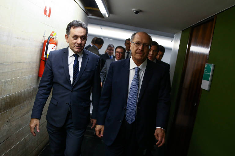 Nilson Leitão e Geraldo Alckmin durante sessão na Câmara dos Deputados em 2018