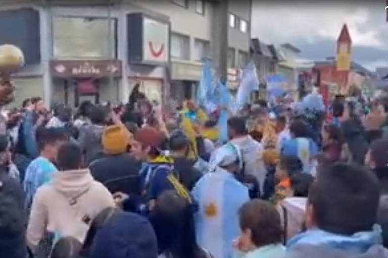 Torcida comemora vitória da Argentina em Ushuaia, no 'fim do mundo'