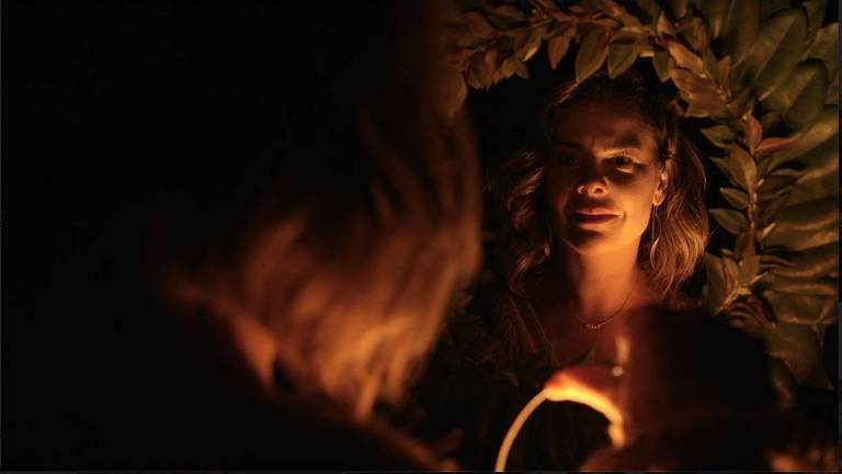 A atriz Fernanda Souba focalizada no espelho no doc 'Eu'