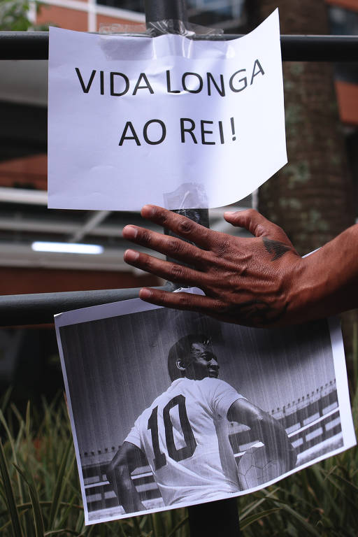 Cartazes com foto e mensagem 'vida longa ao rei' afixados por torcedores da Torcida Jovem do Santos em frente à porta do hospital Albert Einstein, em São Paulo, onde Pelé está internado