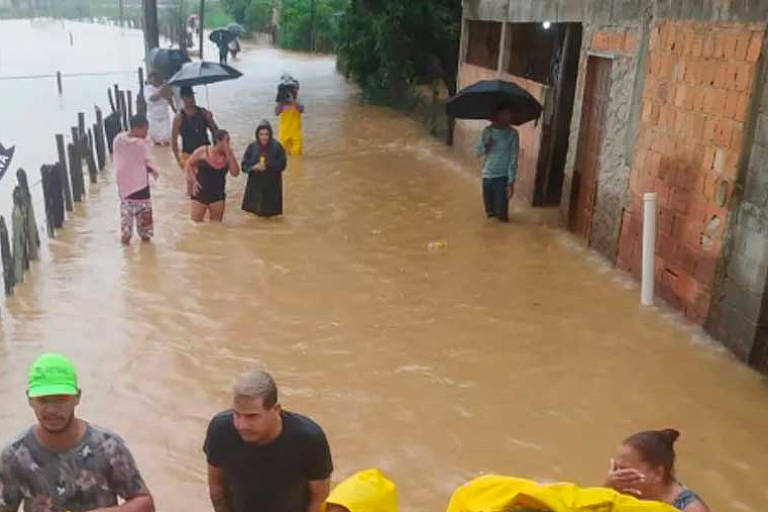 Chuvas fazem mais de 4.000 deixarem casas no Espírito Santo e barragem corre risco de romper