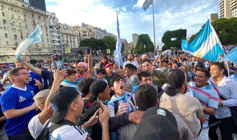 Torcedores argentinos comemoram no Obelisco, em Buenos Aires, a vitória da Argentina sobre a Polônia na Copa do Qatar, classificando a seleção para as oitavas de final