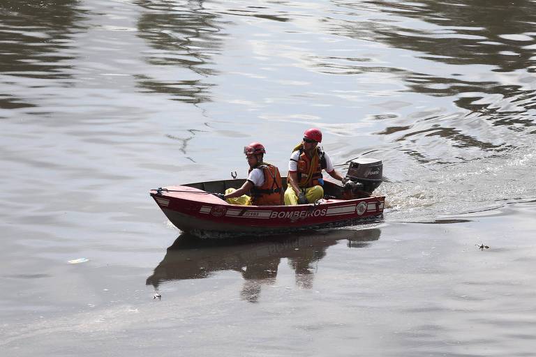 Corpo de Bombeiros durante busca a homem rio Tietê, em São Paulo, em abril de 2014 