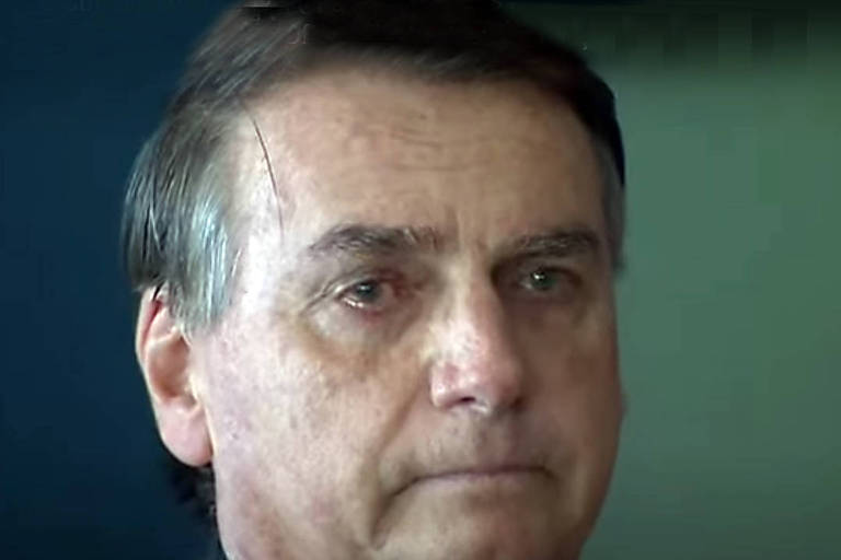 Imagem em close mostra Bolsonaro chorando