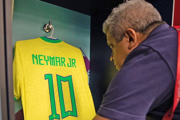 Funcionário da CBF prepara a camisa de Neymar no vestiário