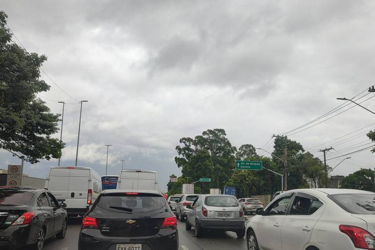 Trânsito parado na marginal Tietê, por volta das 12h30 no dia 5 de dezembro. No início do mês, o paulistano enfrentou mais um dia de congestionamento acima dos 400 km