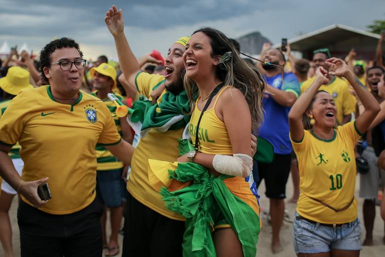 Torcedores do Brasil comemoram gol no jogo contra a Coreia do Sul, na Fan Fest de Copacabana, no Rio