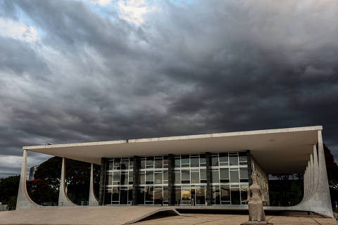 BRASÍLIA, DF, 03.05.2022 - Fachada da sede do STF (Supremo Tribunal Federal), em Brasília, com nuvens escuras no céu. (Foto: Gabriela Biló/Folhapress) 