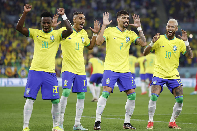 Raphinha, Viniciu,Paquetá e Neymar comemoram gol  com dancinha
