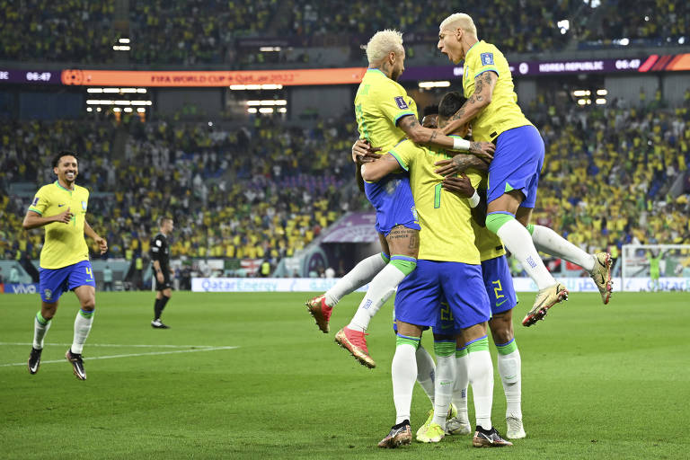 Jogadores brasileiros comemoram o gol de Vinicius Junior, que abriu a goleada