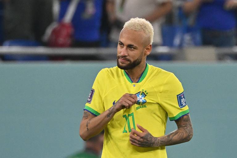 Neymar mostra o escudo da CBF em sua camisa para comemorar a vitória brasileira sobre a Coreia do Sul, que garantiu a classificação às quartas de final da Copa do Qatar