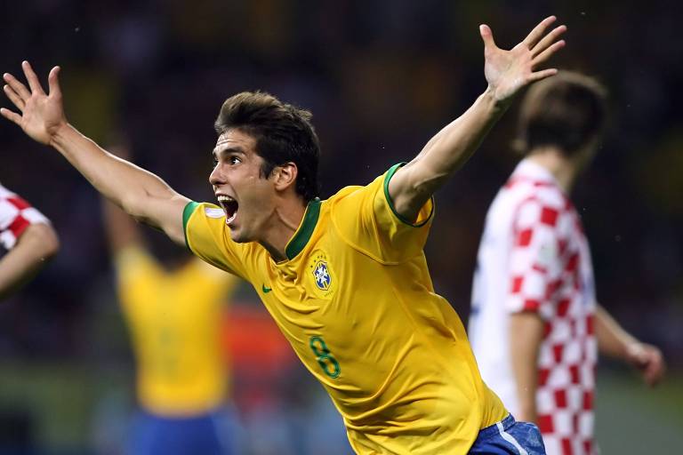 Usando a camisa amarela da seleção brasileira com o número 8 no peito, Kaká comemora seu gol contra a Croácia na vitória por 1 a 0 do Brasil na Copa de 2006, na Alemanha