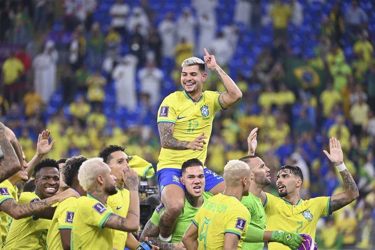 Jogadores do Brasil comemoram após a equipe avançar para as quartas de final da Copa do Mundo