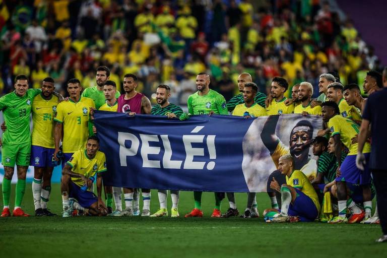 Jogadores da seleção brasileira exibem faixa em homenagem a Pelé após a vitória contra a Coreia do Sul por 4 a 1